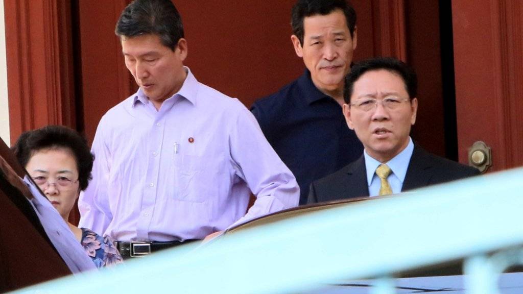 Nordkoreas Botschafter in Malaysia, Kang Chol (rechts), wurde im Zuge der Affäre um den mutmasslichen Giftmord am Halbbruder von Kim Jong Un ausgewiesen. Nordkorea hat nun offensichtlich zum Gegenschlag ausgeholt und alle Malaysier in Nordkorea blockiert. (Archivbild)