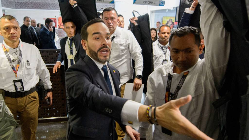 ARCHIV - Der kolumbianische Präsident Abelardo de la Espriella verlässt eine Sitzung zur Bewältigung der Erdbebenfolgen. Foto: Sebastian Barros/AP/dpa