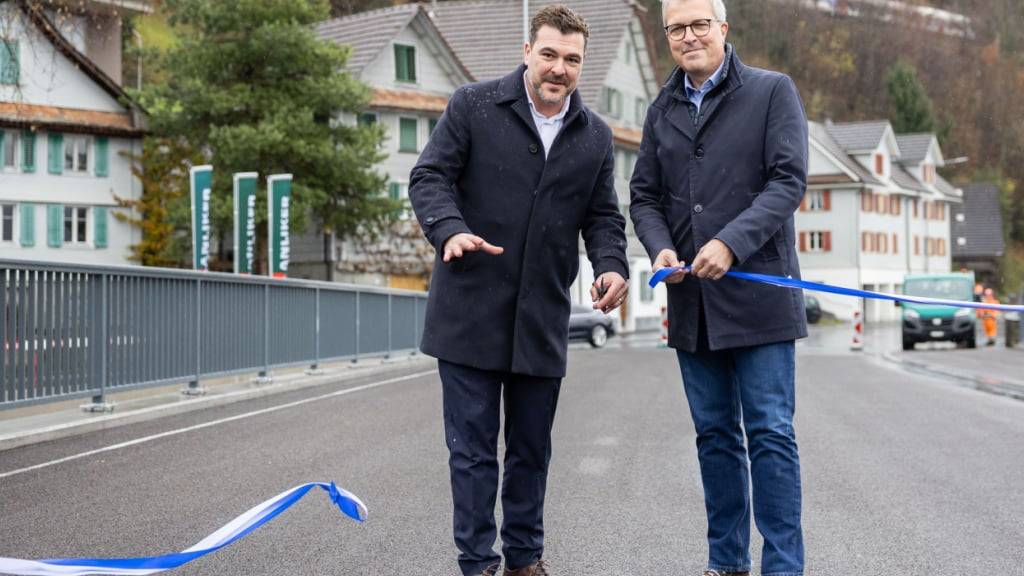 Der Zuger Baudirektor Florian Weber (links) und der Walchwiler Gemeindepräsident Stefan Hermann eröffnen die neue Brücke Seefeld in Walchwil.