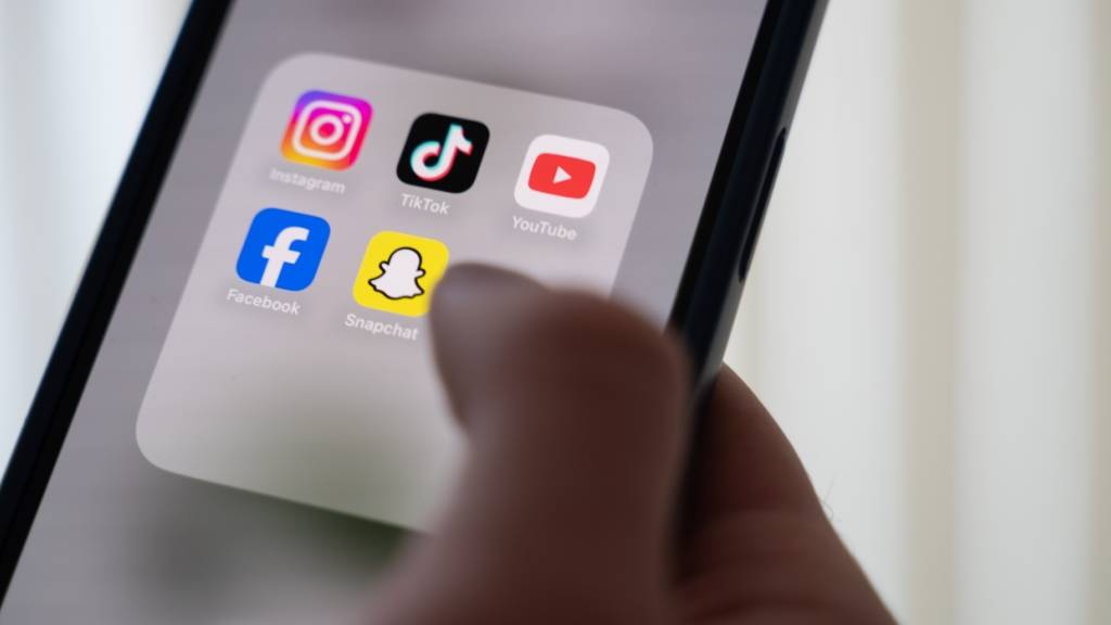 Der hohe Konsum von Tiktok oder Instagram kann die Interaktion zwischen Eltern und kleinen Kindern stören. Der Kanton Thurgau will Gegensteuer geben. (Archivbild)