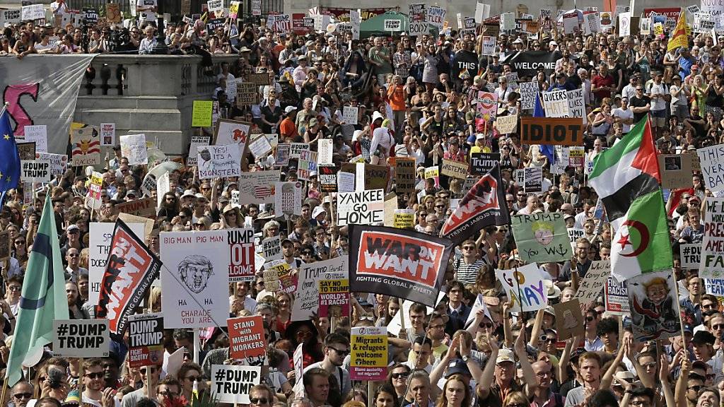 Massen gegen Trump auf der Strasse: Protestierende auf dem Trafalgar Square in London.