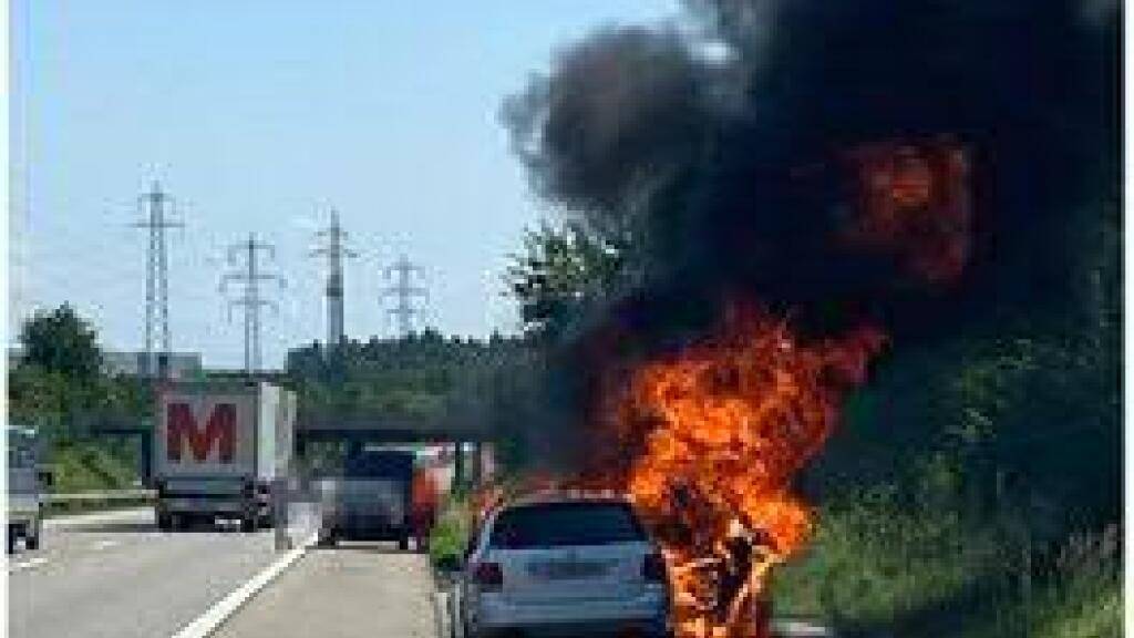 Auf der A1 bei Derendingen ist ein Auto aus noch unbekannten Gründen vollständig ausgebrannt; verletzt wurde niemand.