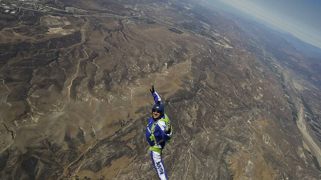Guten Flug: Fallschirmspringer Luke Aikins lässt sich in der kalifornischen Wüste in ein Netz fallen - aus 7600 Metern Höhe. (Archivbild)