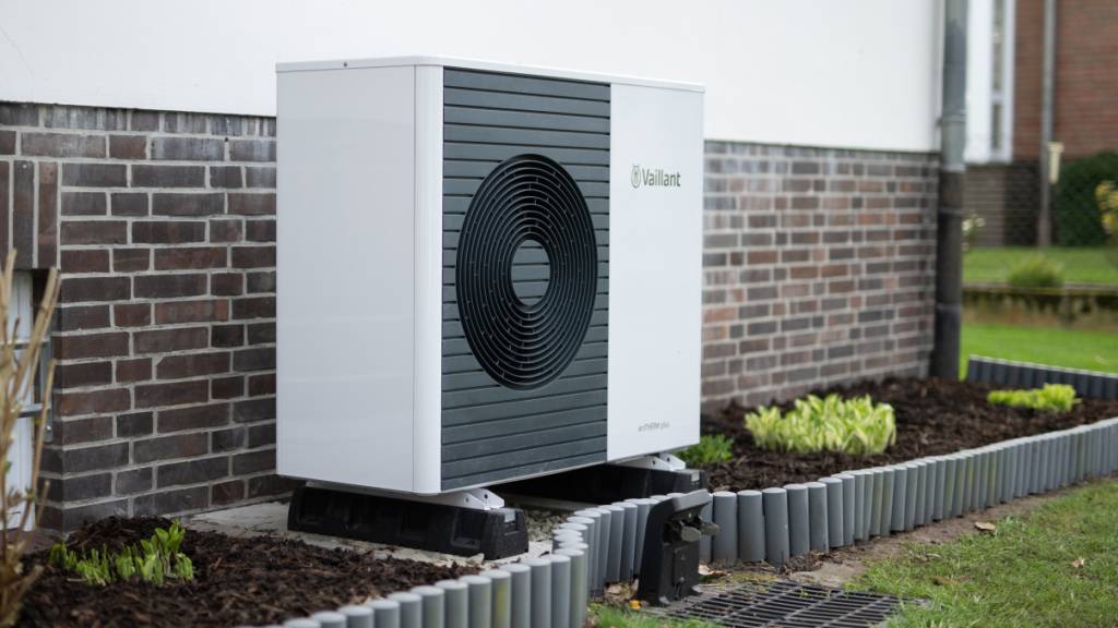 Für die Installation einer Wärmepumpe braucht es im Kanton St. Gallen bisher noch eine Baubewilligung. Aus dem Kantonsrat wird nun eine Vereinfachung des Verfahrens gefordert. (Archivbild)