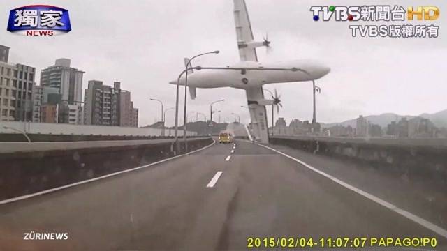 Flugzeugabsturz mitten in Taiwans Hauptstadt Taipeh
