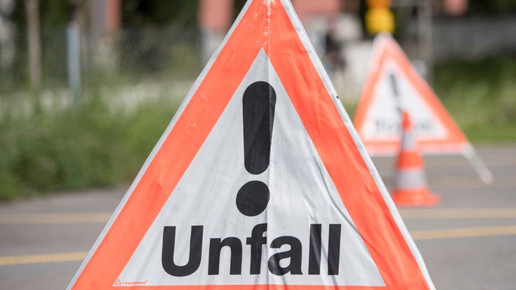 Bei einem Selbstunfall in Winterthur wurden am frühen Samstagmorgen zwei junge Männer verletzt. Die Polizei vermutet ein Raserdelikt. (Symbolbild)