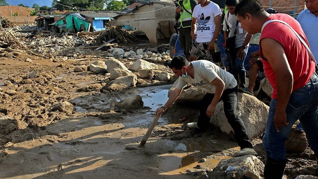 Einwohner der kolumbianischen Stadt Mocoa versuchen ihr Hab und Gut aus den Schlammmassen zu bergen. Derweil stieg die Zahl der Todesopfer aufgrund der Tragödie auf über 300.