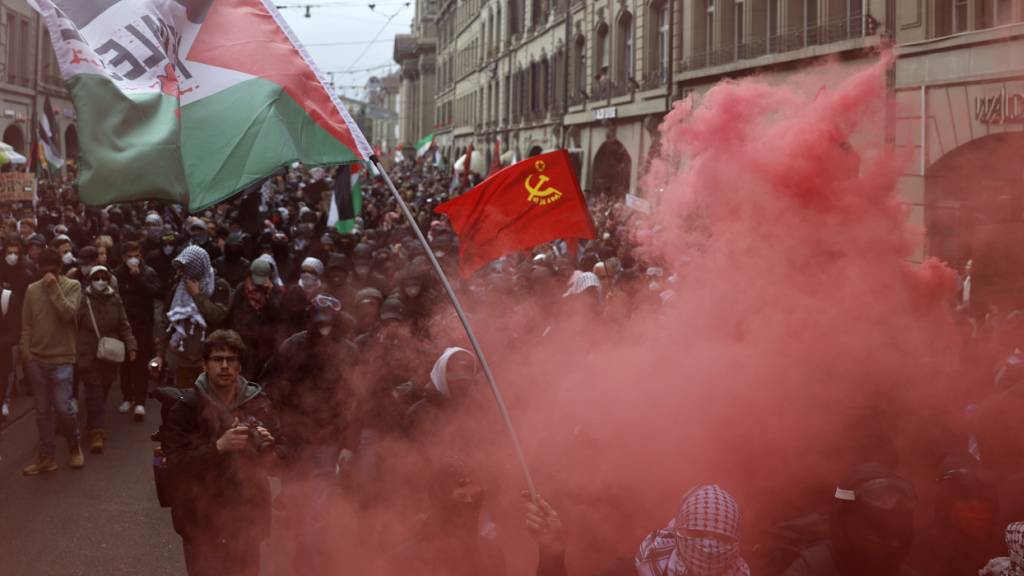 Im vergangenen Herbst eskalierte in Bern eine Pro-Palästina-Demo. Nun fordert das Parlament eine stärkere Strafverfolgung gegen Gewaltextremismus. (Archivbild)