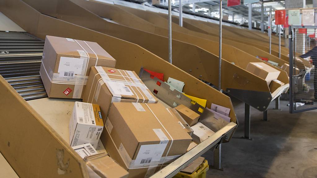 Die Schweizer Post hat während der Corona-Pandemie die starke Zunahme des Online-Shoppings gespürt. Die Zahl der beförderten Pakete hat kräftig zugenommen. (Archivbild)
