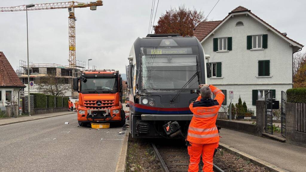 Bei der Kollision zwischen einem Lastwagen und einem Triebwagen der Bremgarten-Dietikon-Bahn am Donnerstagnachmittag wurden drei Personen verletzt.