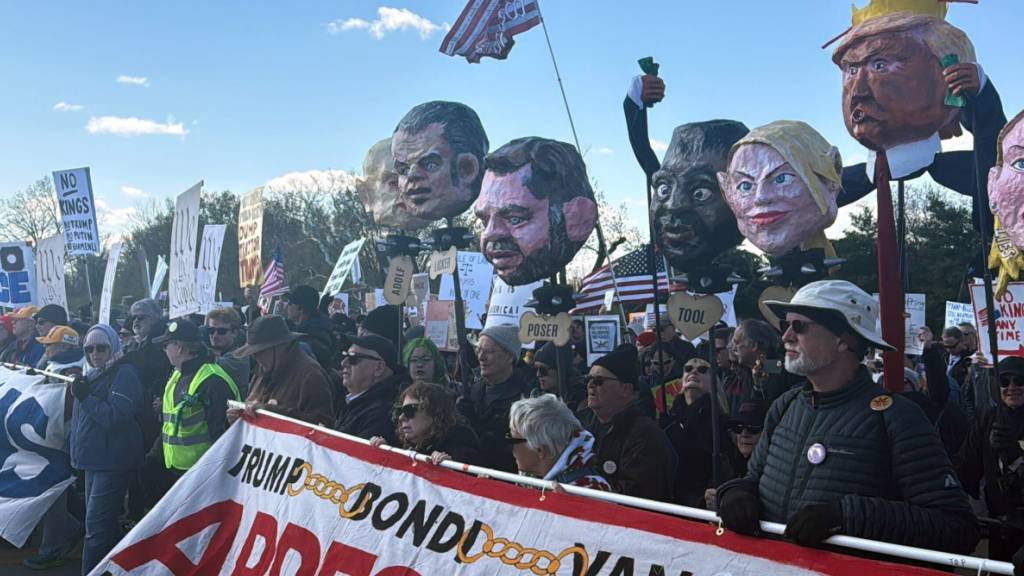 dpatopbilder - Demonstranten halten Pappköpfe, die Politiker der Trump-Adminstration darstellen sollen, während einer «No Kings»-Demonstration in Washington. Foto: Anna Ringle/dpa