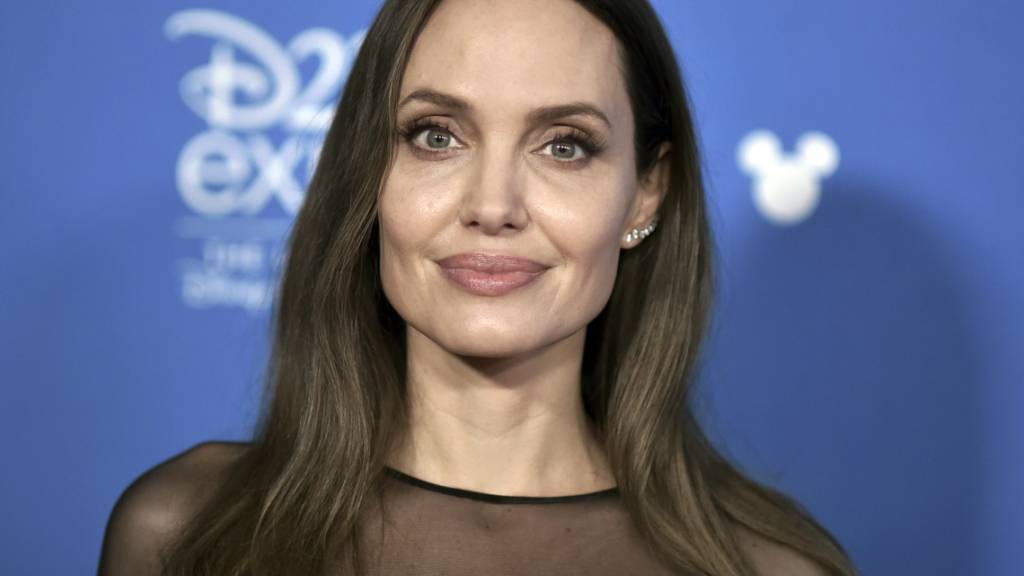 ARCHIV - Angelina Jolie kommt zur Veranstaltung «Go Behind the Scenes» auf der D23 Expo 2019. Foto: Richard Shotwell/Invision/dpa