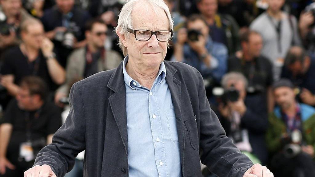 Regisseur Ken Loach blickt bei einem Fototermin in Cannes besorgt in die erste Reihe, wo ein älterer Fotograf eingenickt ist. (Archivbild 13.5.)