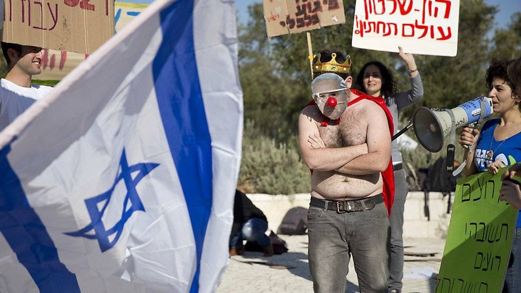 Protest gegen den umstrittenen Gas-Deal im Februar. Ein Aktivist hat einer Netanjahu-Maske eine rote Nase aufgesetzt. (Archivbild)