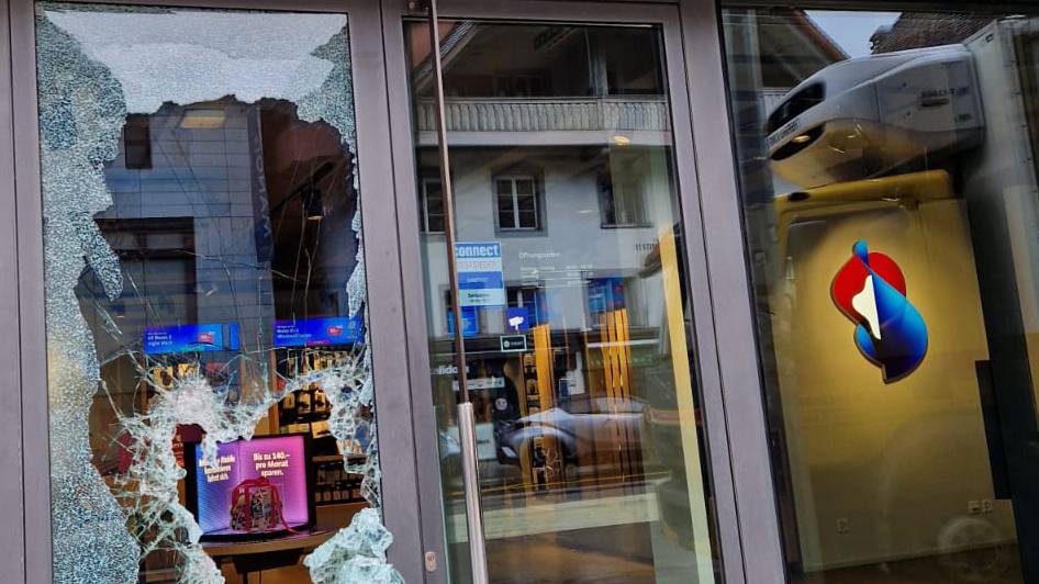 Zerstörte Scheibe: In die Aarauer Swisscom-Filiale wurde eingebrochen 