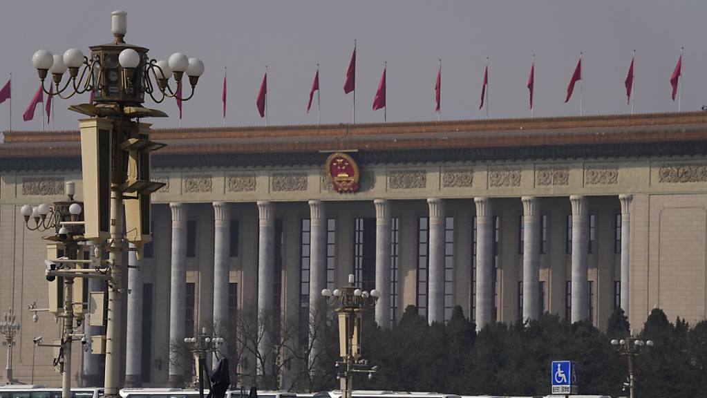 Busse stehen vor der Großen Halle des Volkes, dem Sitz des Nationalen Volkskongresses. Dort finden Chinas jährlich abgehaltene gesetzgebende Treffen statt. Foto: Ng Han Guan/AP/dpa
