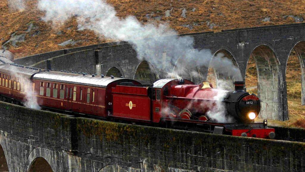 Wer die «Harry Potter»-Filme gesehen hat, kennt die Bilder vom «Hogwarts Express» (Bild) und seiner malerischen Route. In Schottland sind die Fahrten mit einer alten Bahn auf der Strecke vorübergehend ausgesetzt. (Archivbild)
