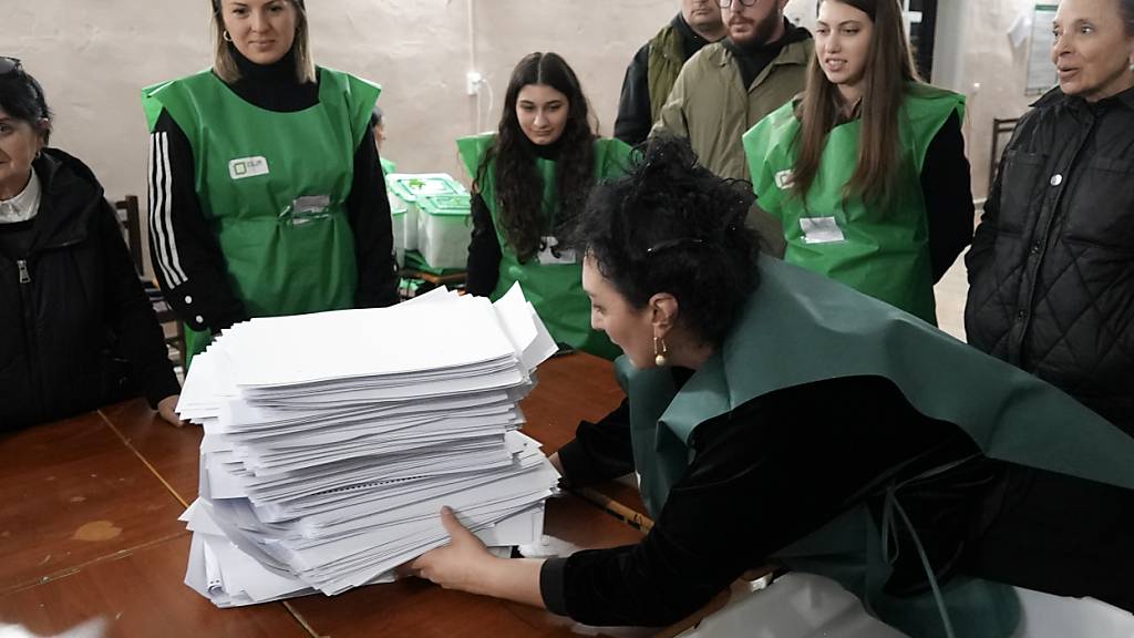 ARCHIV - Mitglieder einer Wahlkommission bereiten sich nach den Parlamentswahlen in Georgien auf die Auszählung der Stimmzettel in einem Wahllokal in Tiflis vor. Foto: Kostya Manenkov/AP/dpa