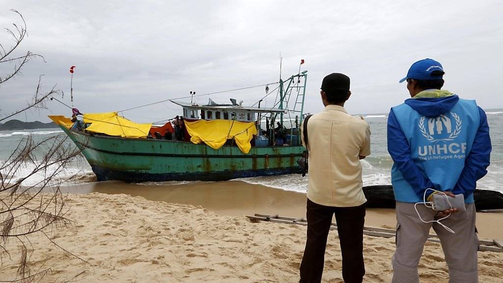 Gestrandetes Flüchtlingsboot in Indonesien: Menschen aus Sri Lanka versuchten damit, nach Australien zu gelangen. 65 Millionen Menschen waren 2015 als Vertriebene auf der Flucht. (Archivbild)