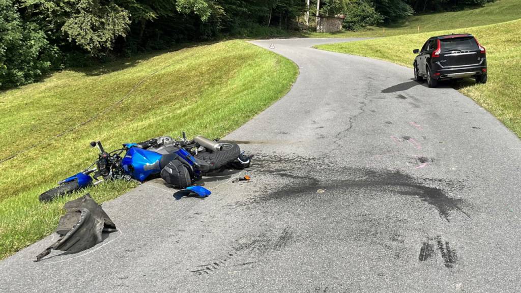 Motorradfahrer stürzte in Entlebuch LU und prallte gegen Auto