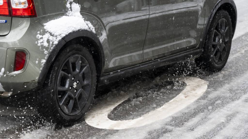 Der Wintereinbruch übers Wochenende hat schweizweit zu zahlreichen Verkehrsunfällen geführt.