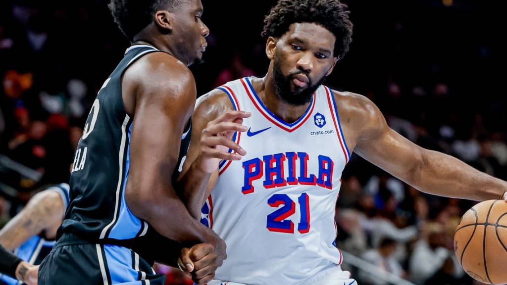 Clint Capela beim Versuch, Joel Embiid von den Sixers zu stoppen