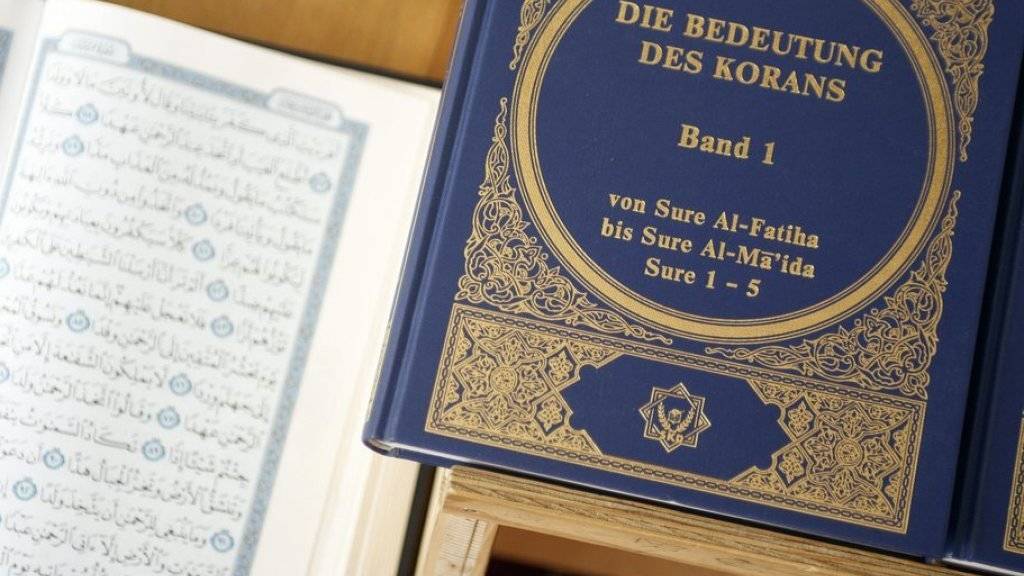 Korane verteilen ist in der Schweiz erlaubt. Um die Organisation «Lies!» rechtlich zu belangen, müsste belegbar sein, dass sie zu Gewalt anstiftet. (Symbolbild)