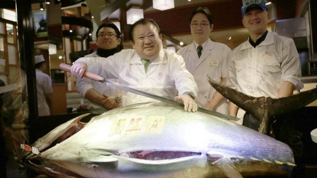 Kiyoshi Kimura (2. v. l.), Chef der japanischen Sushi-Kette Zanmai, posiert stolz mit dem 200 Kilogramm schweren Thunfisch, den er an der traditionellen Neujahrs-Versteigerung auf dem Tokioter Fischmarkt Tsukiji für umgerechnet  117'000 Franken ersteigert hat