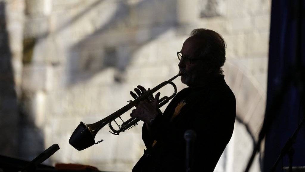 Der Trompeter Herb Alpert ist bis ins hohe Alter aktiv. Vom Ruhestand will er nichts wissen. Arbeit erhalte ihn am Leben (Archiv)