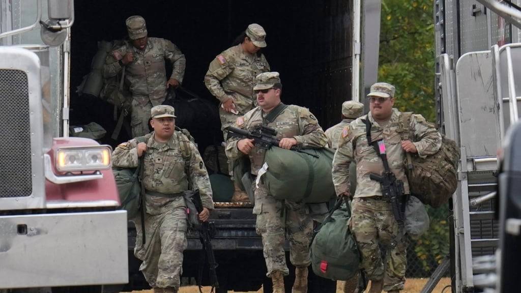 dpatopbilder - Militärangehörige in Uniform mit dem Abzeichen der texanischen Nationalgarde kommen im U.S. Army Reserve Center an. Foto: Erin Hooley/AP/dpa