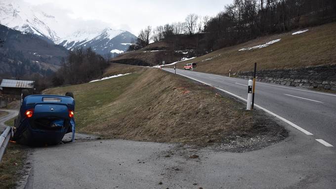 Autofahrerin (59) stürzt Abhang hinunter