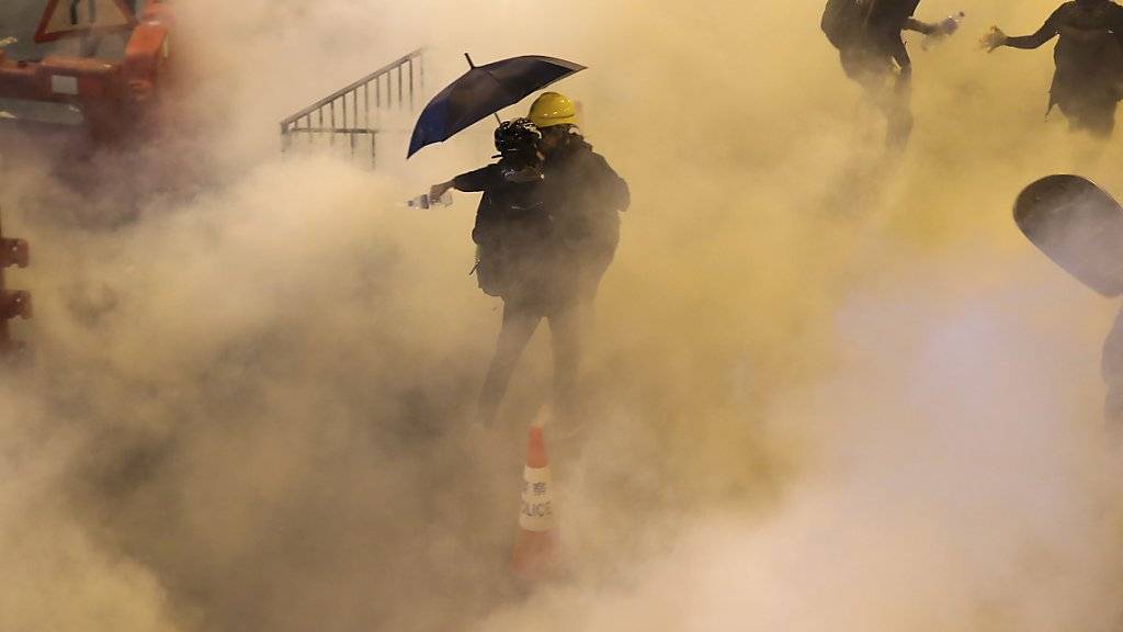 Wie schon am Samstag setzte die Polizei in Hongkong auch am Sonntag Tränengas ein.