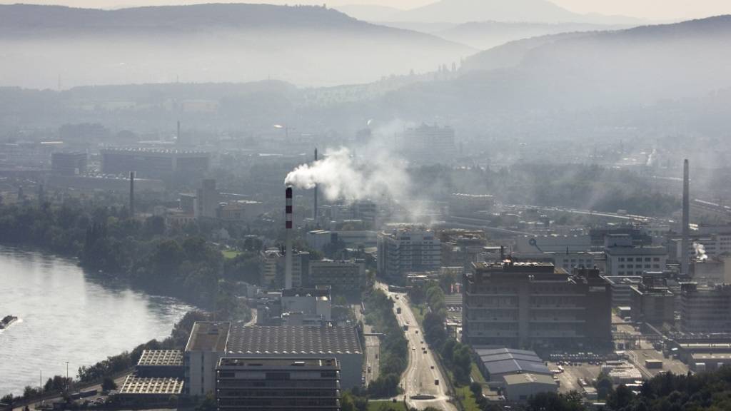 Im Industriegebiet Schweizerhalle BL ist am Freitagabend Acetylchlorid aus einem Produktionsgebäude ausgetreten. (Archivbild)