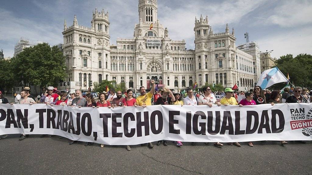 In Madrid haben am Samstag zehntausende Menschen für menschenwürdige Arbeitsbedingungen demonstriert.