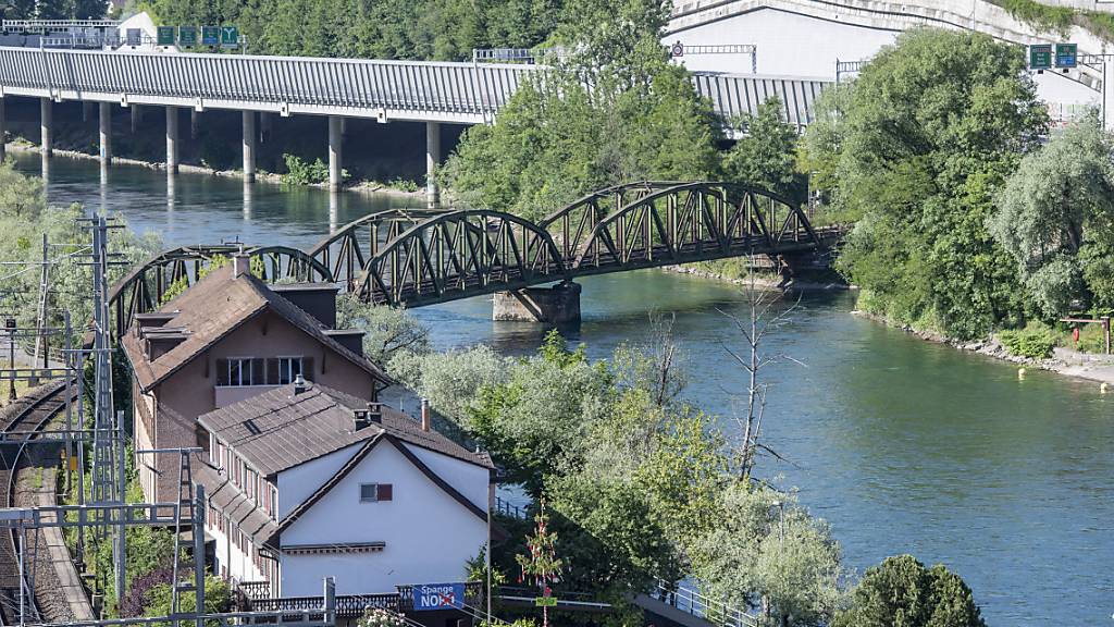 24-Jähriger wird auf Eisenbahnbrücke von Zug erfasst und schwer verletzt
