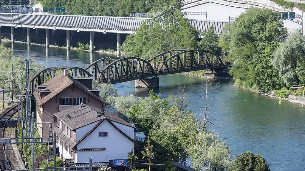 In der Stadt Luzern wollten vier Männer von einer Eisenbahnbrücke in die Reuss springen, als einer von ihnen von einem Zug erfasst wurde. (Symbolbild)