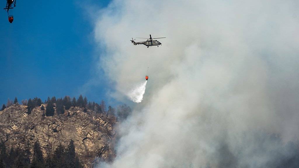 Auch am Donnerstag flogen zivile Helikopter und Super Pumas der Armee pausenlos Einsätze gegen die Feuersbrunst.