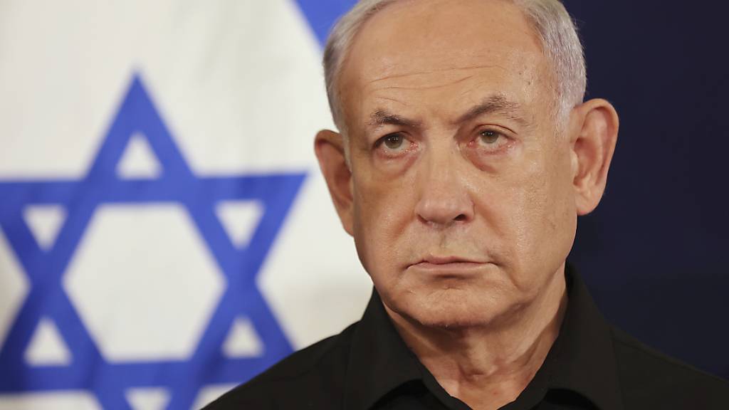 Israels Premierminister Benjamin Netanjahu hat vorsichtig Hoffnung auf eine mögliche Freilassung weiterer Geiseln aus den Händen der islamistischen Hamas gemacht. Foto: Abir Sultan/Pool European Pressphoto Agency/AP/dpa