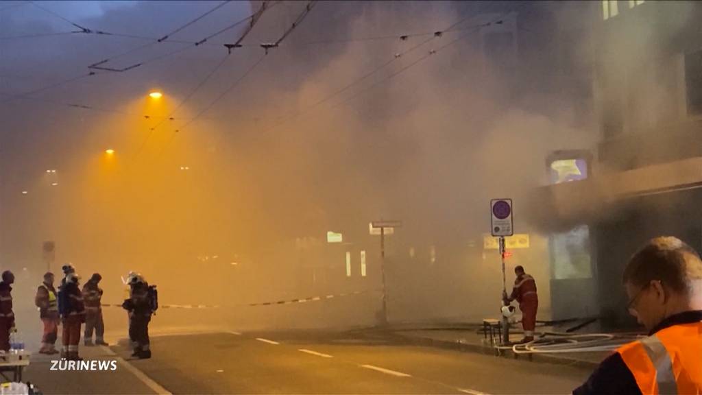 Zürcher Langstrasse: Brand löst riesige Rauchwolke aus