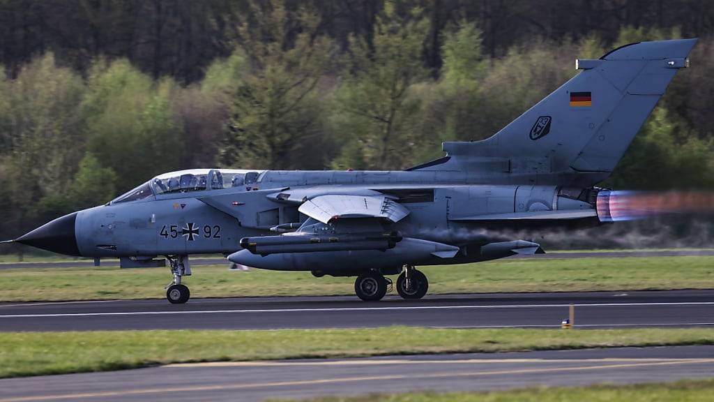 ARCHIV - Ein Tornado der Luftwaffe startet auf dem Fliegerhorst Nörvenich. Foto: Oliver Berg/dpa