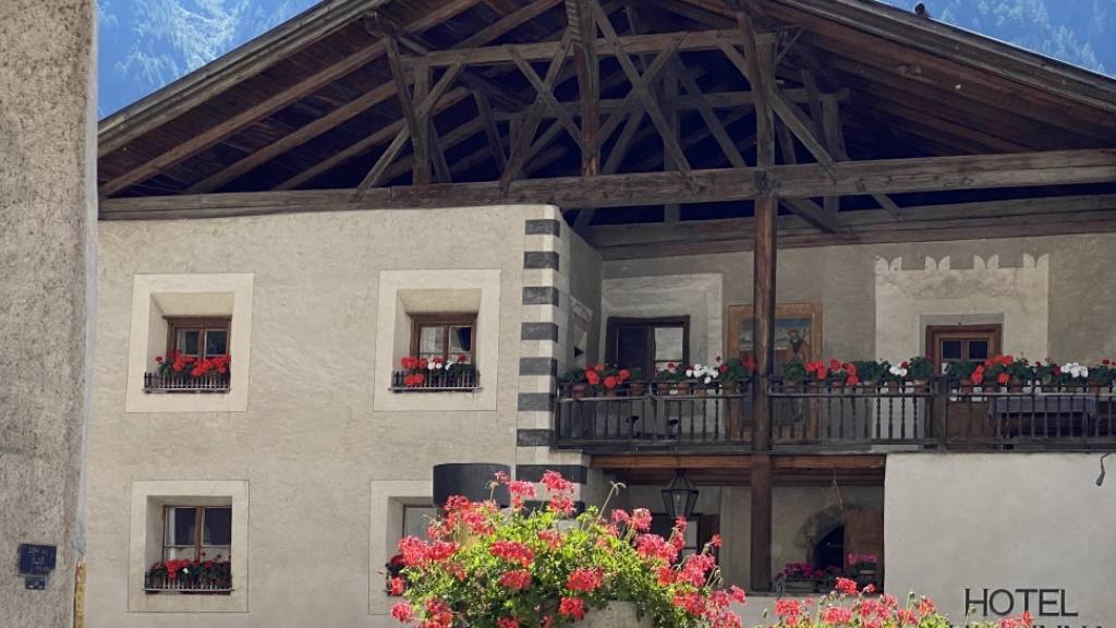 Die «Chasa Chalavaina» liegt am Dorfplatz von Müstair (GR) in Nachbarschaft zum Kloster St. Johann.