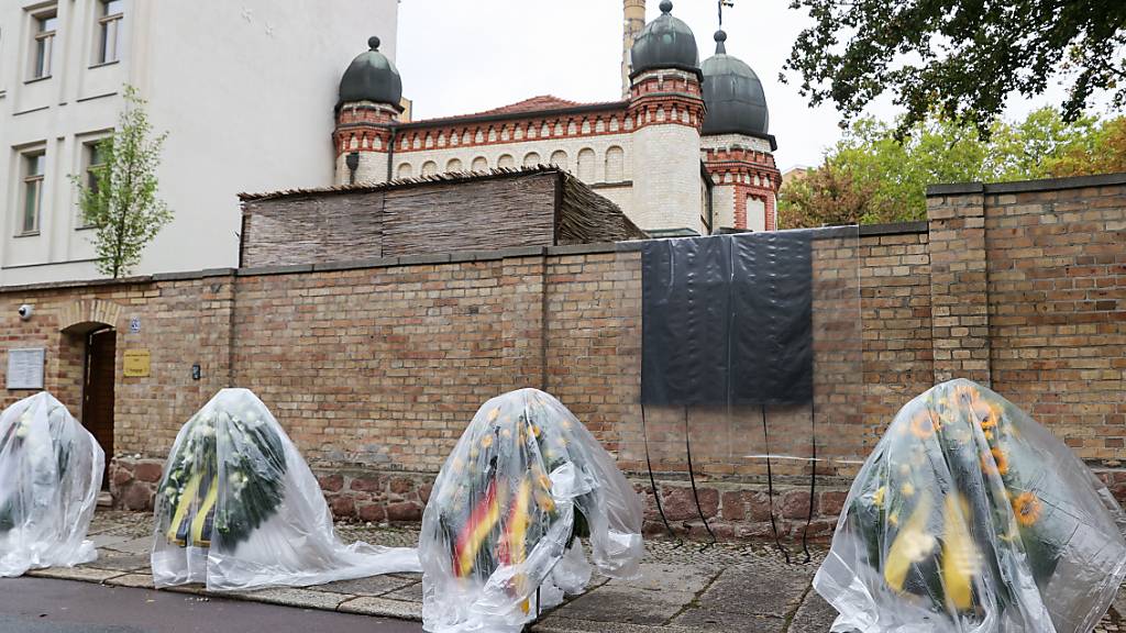 Vor der Synagoge in Halle erinnern Kränze an den Anschlag vor einem Jahr. Foto: Jan Woitas/dpa-Zentralbild/dpa