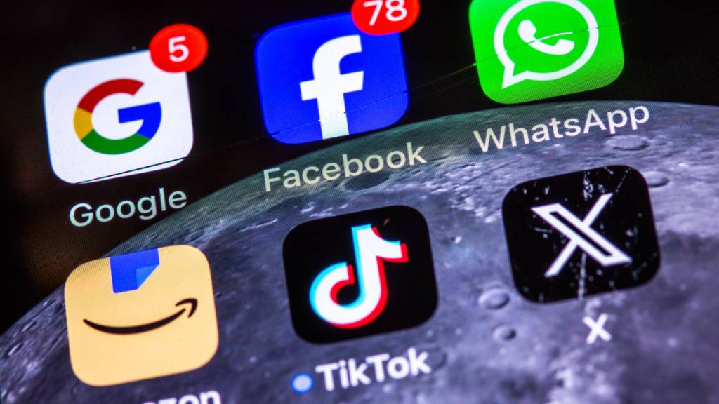 Nutzerinnen und Nutzer der grössten Kommunikationsplattformen und Suchmaschinen sollen mutmasslich rechtswidrige Inhalte künftig unkompliziert melden können. (Themenbild)