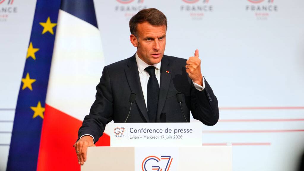 Der französische Präsident Emmanuel Macron spricht am Mittwoch während einer Pressekonferenz zum Abschluss des G7-Gipfels in Évian-les-Bains. Foto: Vadim Ghirda/AP/dpa