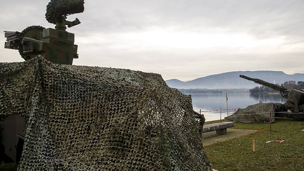 Eine Radaranlage und ein Flugabwehrgeschütz der Schweizer Armee im Jahr 2019 am Ufer des Genfersees. In der Armee-Debatte ging es unter anderem um die Luftabwehr. (Archivbild)