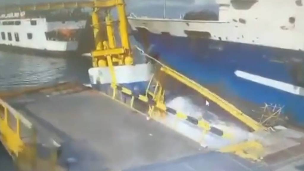Fähre kracht in Anlegestelle: Hafenarbeiter retten sich in letzter Sekunde