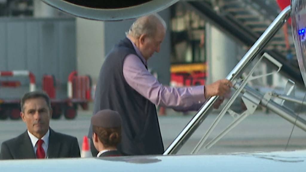 Juan Carlos (M), Altkönig von Spanien, kommt am Internationalen Flughafen Vigo-Peinador an, um Spanien nach einer Woche in Sanxenxo zu verlassen. Foto: Europa Press/EUROPA PRESS/dpa