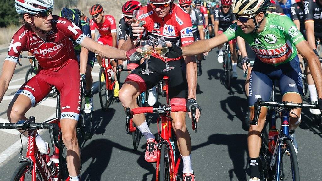 Chris Froome gönnt sich auf der letzten Vuelta-Etappe ein Gläschen Sekt