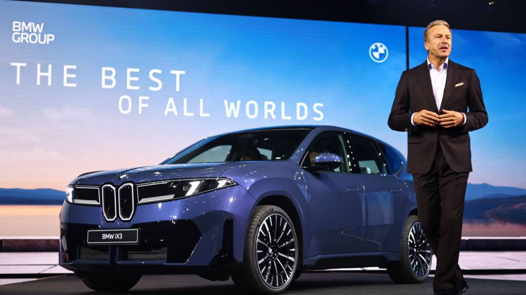 Der Autobauer BMW hat im ersten Quartal 2026 weniger umgesetzt und einen Gewinnrückgang hinnehmen müssen. Es war das letzte Quartal unter dem scheidenden Chef Oliver Zipse.(Archivbild)