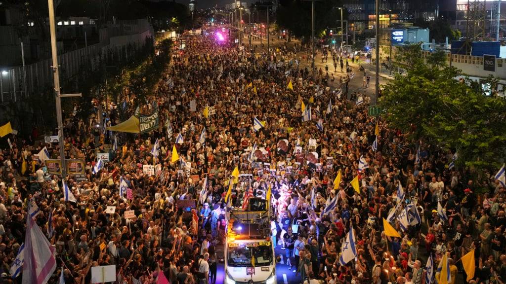 dpatopbilder - Angehörige und Unterstützer von israelischen Geiseln nehmen an einer Kundgebung in Tel Aviv (Israel) teil. Foto: Ohad Zwigenberg/AP/dpa